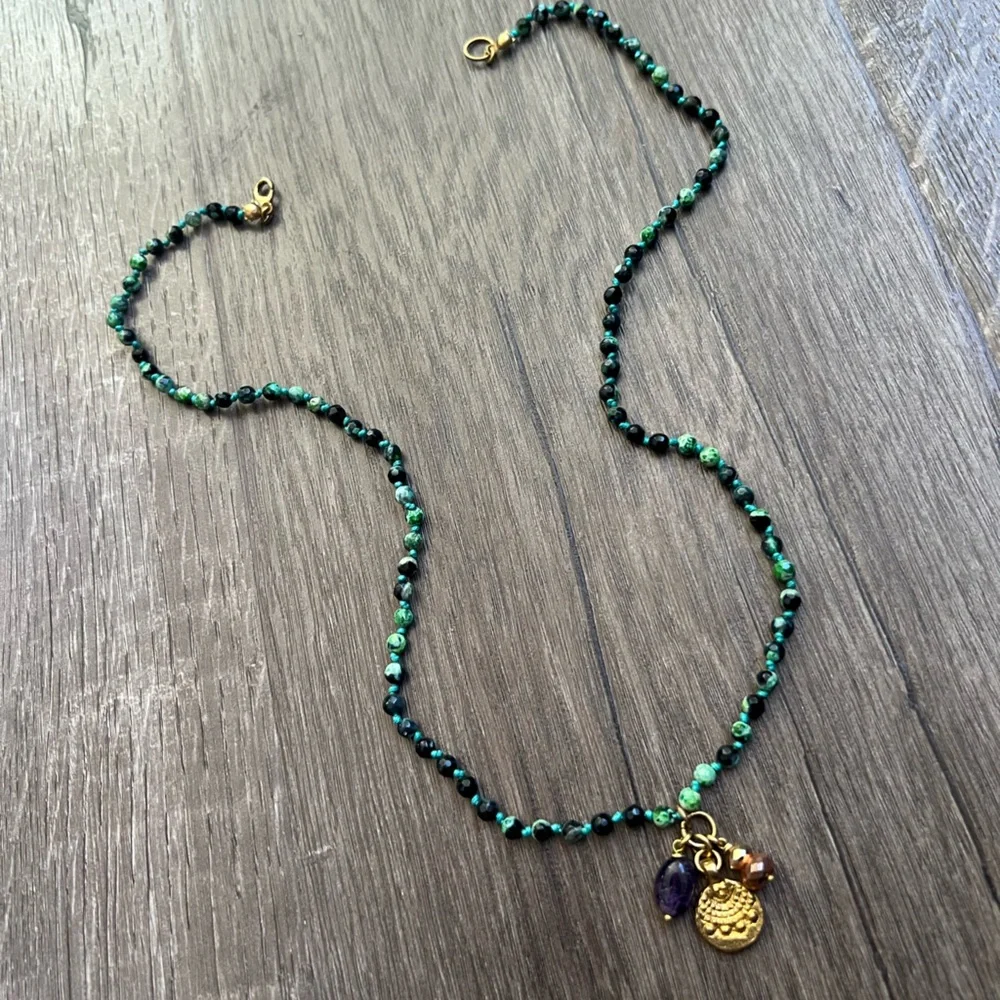 Handmade hand knotted vibrant green agate necklace with charm cluster - Picture 11 of 12